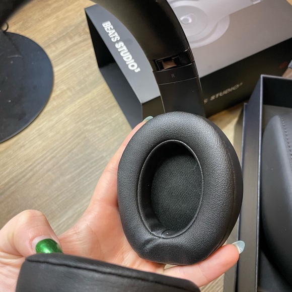 Beats Studio3 Wireless Headphones - Picture 5 of 9